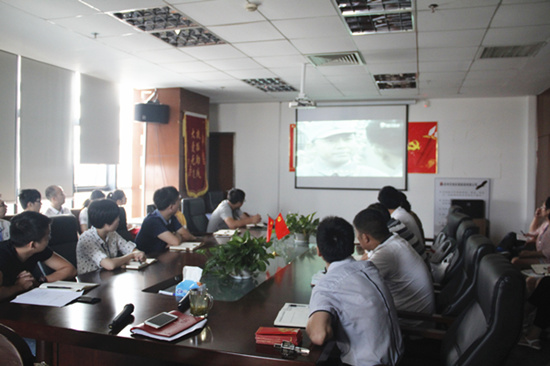 家人們正（zhèng）在觀看視頻