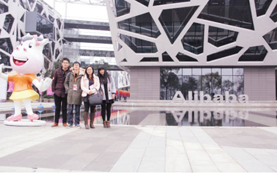 丝瓜视频官网團（tuán）隊參觀阿裏巴巴後合（hé）影留念