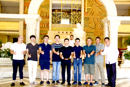 合影留（liú）念